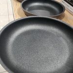 Zakaj vaša ponev namesto vas odloča, koliko olja boste izlili: kako kuhinjski pripomočki upravljajo vaše kalorije zakaj-vasa-ponev-namesto-vas-odloca-koliko-olja-boste-izlili.jpg